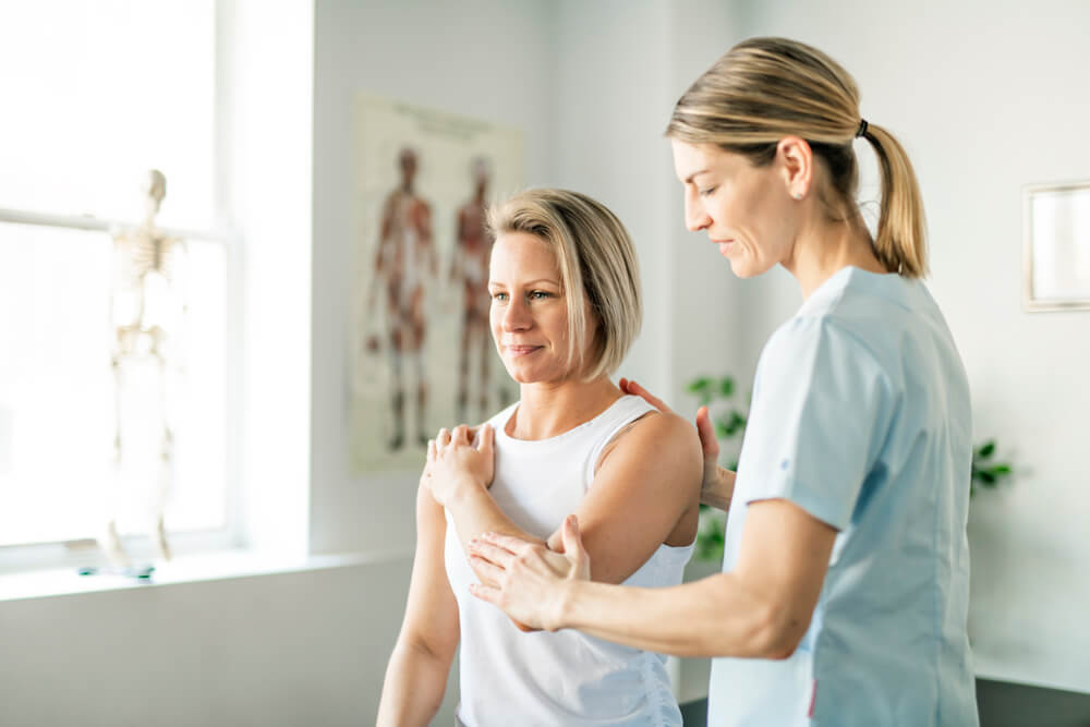 Elbow hyperextension injury: 9 signs and treatments shutterstock 1293680338 Elbow hyperextension injury: 9 signs and treatments