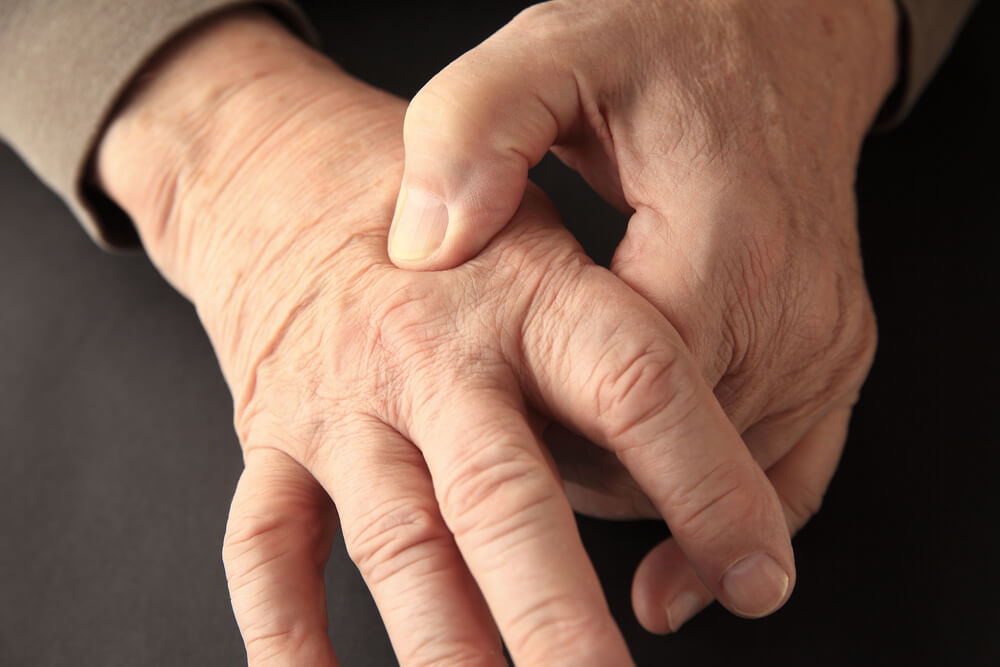 What’s the cause of top of hand pain? shutterstock 425144164 What’s the cause of top of hand pain?