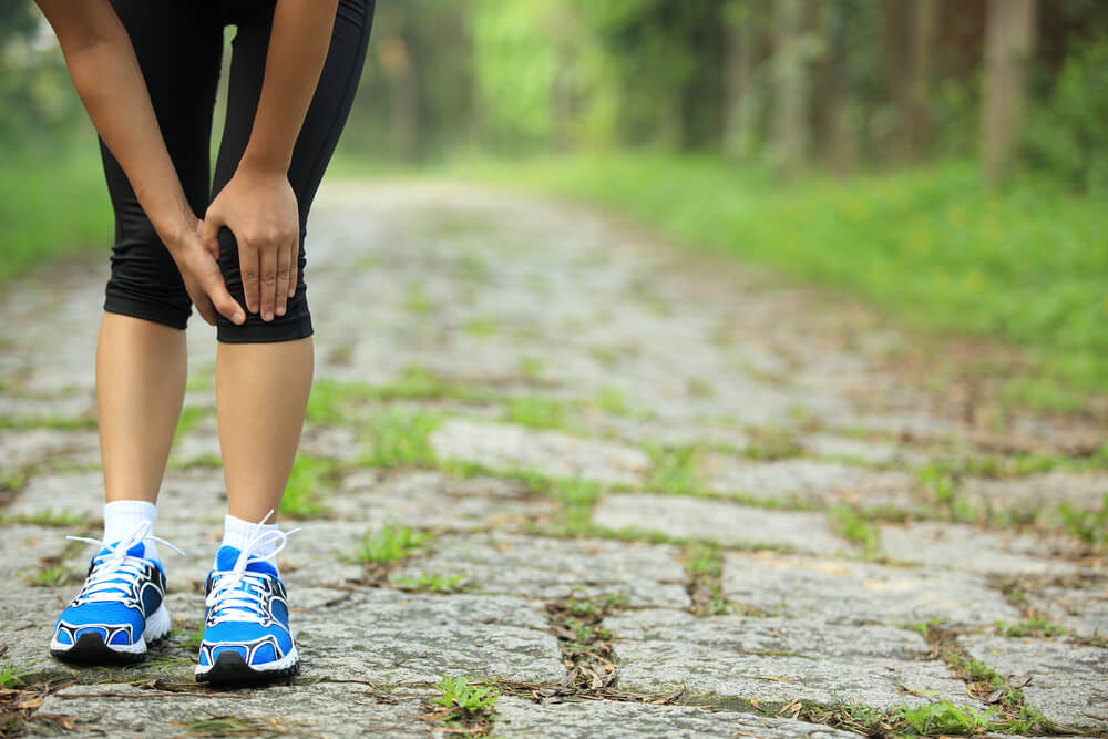 Pain behind the knee when walking: What causes it