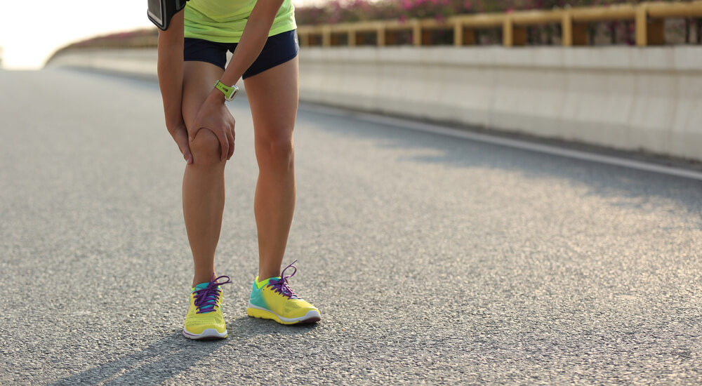 What are the reasons my knee hurts when straight but not when bent?