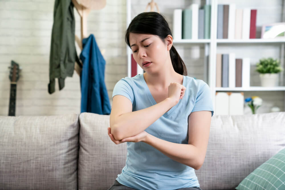 Burning pain in the elbow: 7 issues that could be causing it shutterstock 1379923037 Burning pain in the elbow: 7 issues that could be causing it