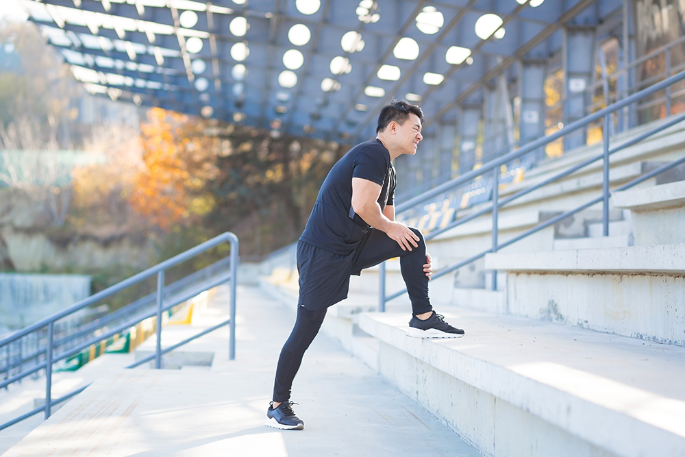 10 tips to make your muscle strain recovery move faster young asian runner athlete with muscle pain man m 2022 12 08 04 04 01 utc 10 tips to make your muscle strain recovery move faster