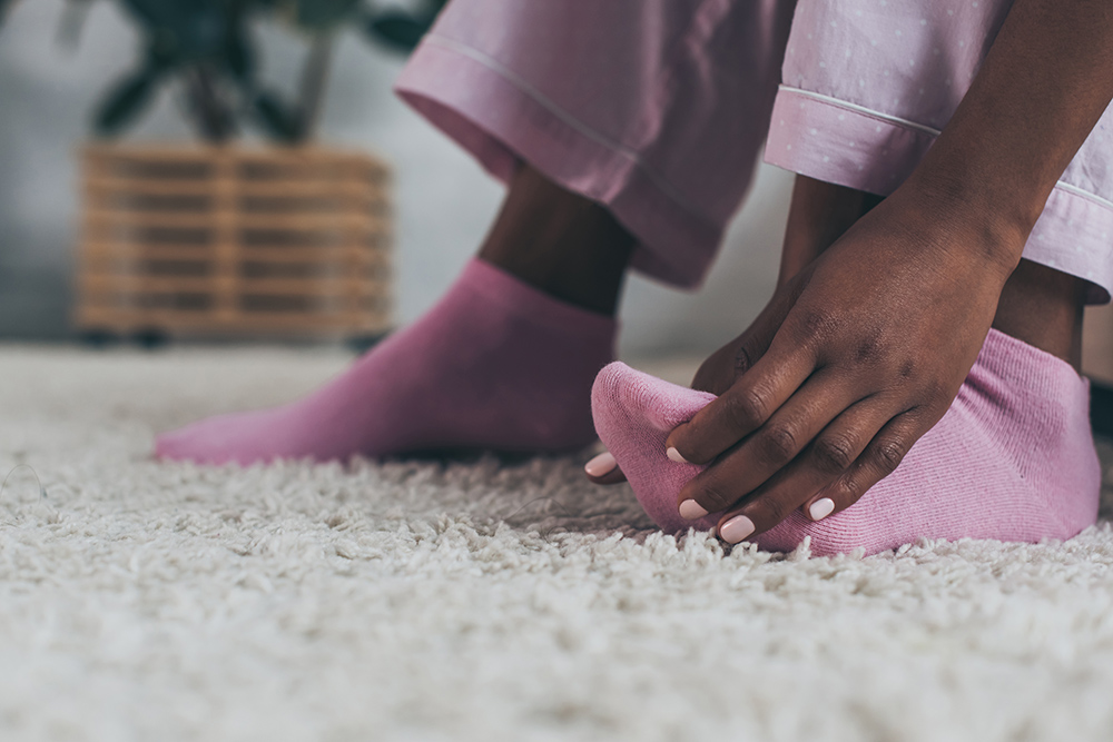 Sudden foot pain without injury: causes and treatment options selective focus of african american woman sufferin 2022 12 16 20 10 21 utc Sudden foot pain without injury: causes and treatment options
