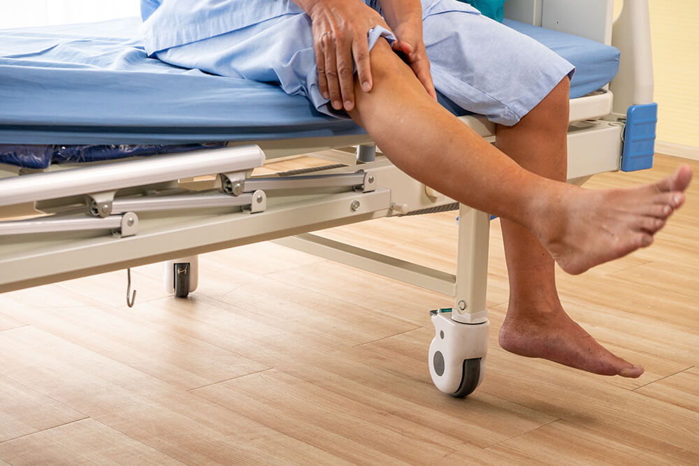3 ways that PT can help you return to driving after surgery on your ACL asian patient man feeling pain on his knee at the 2023 11 27 05 32 47 utc 3 ways that PT can help you return to driving after surgery on your ACL